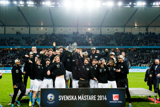 Malmö FFs spelare jublar med Lennart Johanssons Pokal