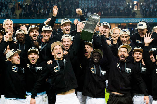 Malmö FFs spelare jublar med Lennart Johanssons Pokal