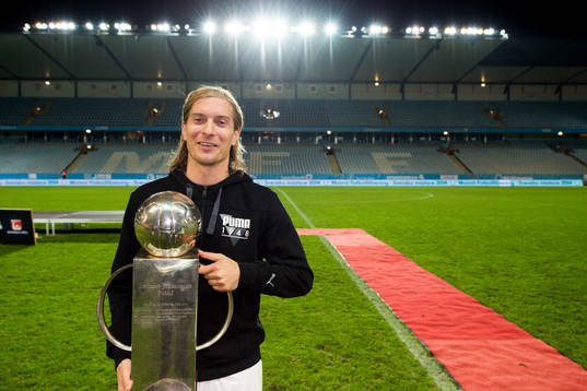 Malmö FFs Markus Halsti jublar med Lennart Johanssons Pokal