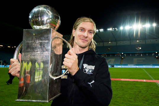 Malmö FFs Markus Halsti jublar med Lennart Johanssons Pokal