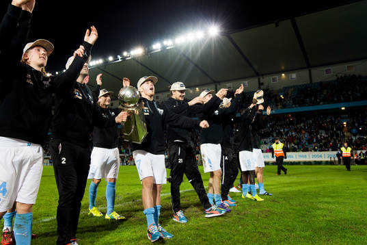 Malmö FFs Magnus Eriksson och resten av laget jublar med