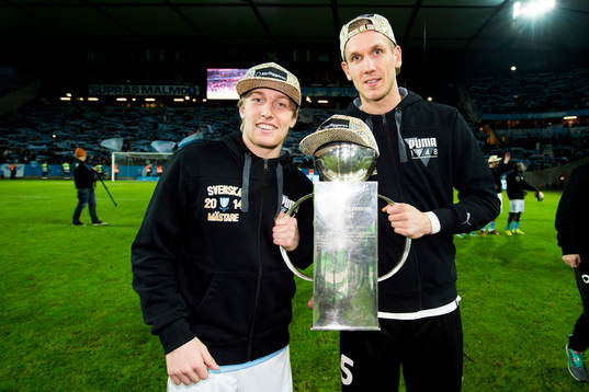 Malmö FFs Emil Forsberg och målvakt Robin Olsen jublar