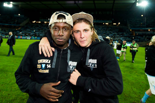 Malmö FFs Pa Konate och Pawel Cibicki jublar