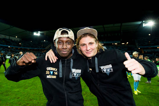 Malmö FFs Pa Konate och Pawel Cibicki jublar