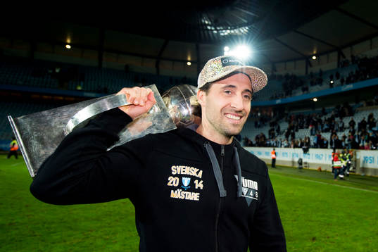 Malmö FFs Matias Concha slänger upp Lennart Johanssons