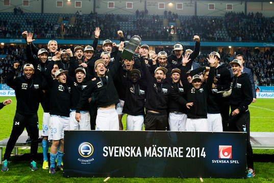 Malmö FFs spelare jublar med Lennart Johanssons Pokal