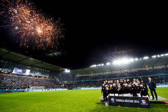 Malmö FFs spelare jublar med Lennart Johanssons Pokal och