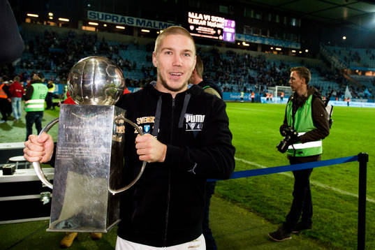 Malmö FFs Anton Tinnerholm poserar med Lennart Johanssons