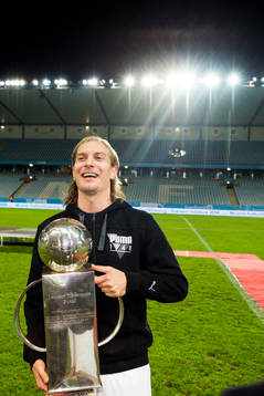 Malmö FFs Markus Halsti jublar med Lennart Johanssons Pokal