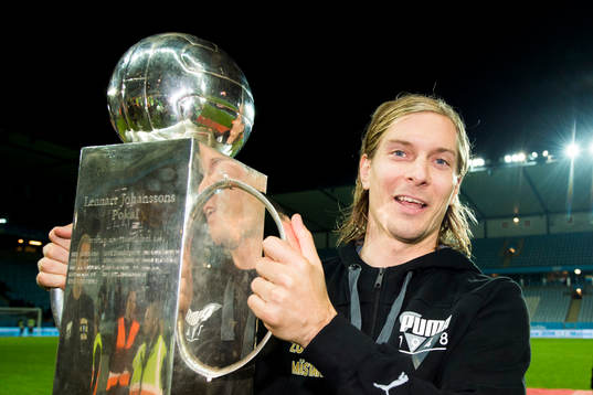 Malmö FFs Markus Halsti jublar med Lennart Johanssons Pokal