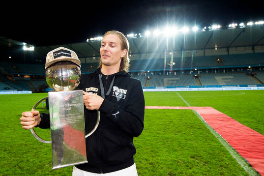 Malmö FFs Markus Halsti med Lennart Johanssons Pokal