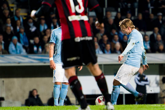 Malmö FFs Emil Forsberg gör 1-0 på frispark