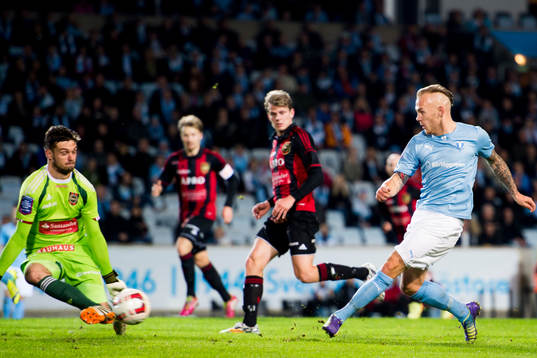 Malmö FFs Magnus Eriksson skjuter ett skott som