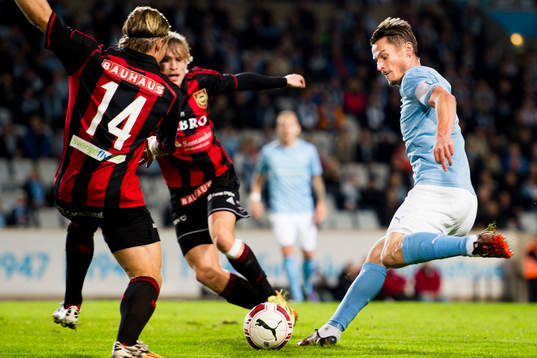 Malmö FFs Markus Rosenberg framför Brommapojkarnas
