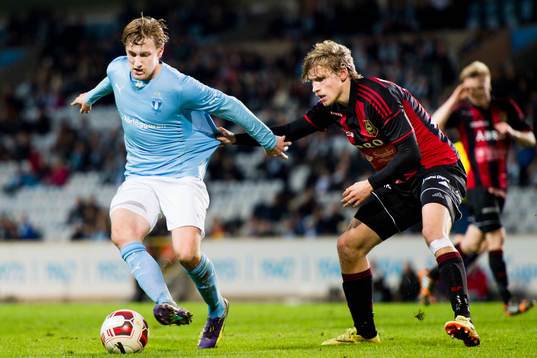 Malmö FFs Emil Forsberg blir dragen i tröjan av