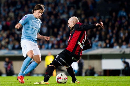 Malmö FFs Simon Thern gör en tunnel på Brommapojkarnas