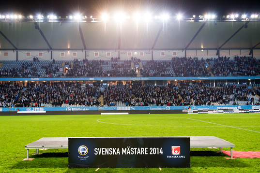 Skylten med texten "Svenska Mästare 2014" och Allsvenskan