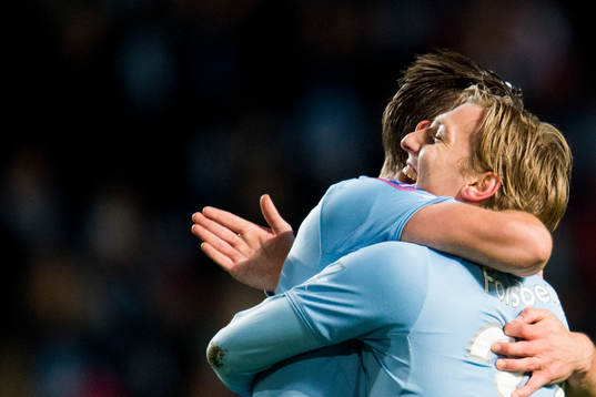 Malmö FFs Emil Forsberg kramas om av Markus Rosenberg