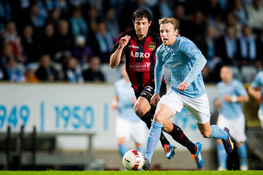 Malmö FFs Emil Forsberg jagas av Brommapojkarnas Gabriel