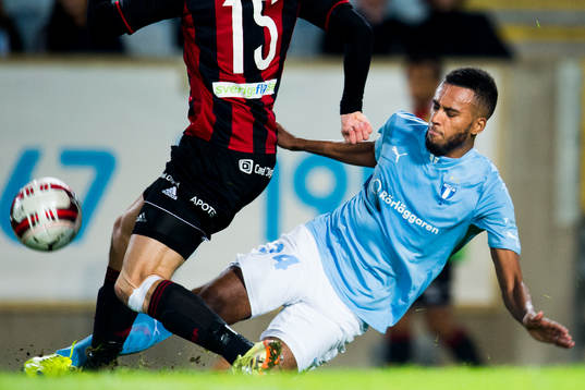 Malmö FFs Isaac Kiese Thelin glidtacklar