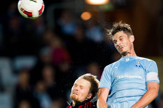 Malmö FFs Markus Rosenberg nickar bollen