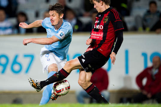 Malmö FFs Markus Rosenberg testar skott