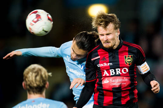Brommapojkarnas Jacob Une Larsson i nickduell med Malmö