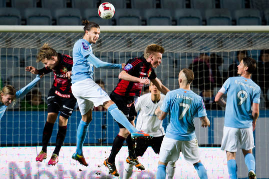 Malmö FFs Erik Johansson nickar mellan Brommapojkarnas