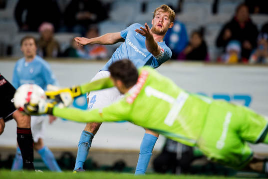 Brommapojkarnas målvakt Davor Blazevic räddar ett inlägg