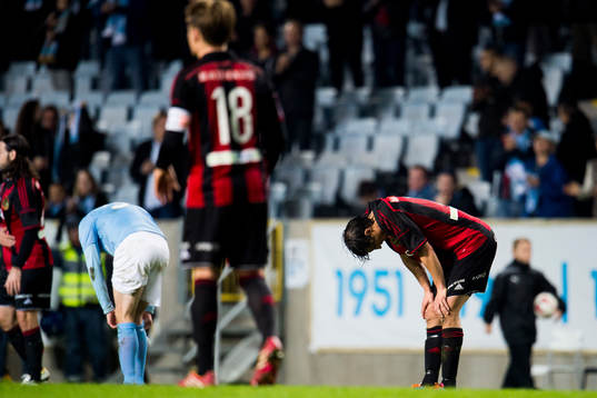 Brommapojkarnas Gabriel Petrovic (th) deppar