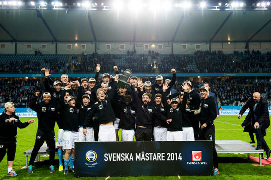Malmö FFs spelare jublar med Lennart Johanssons Pokal