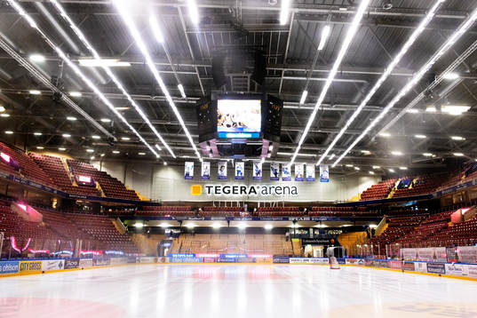 Bild tagen genom plexiglas inne på Tegera Arena före