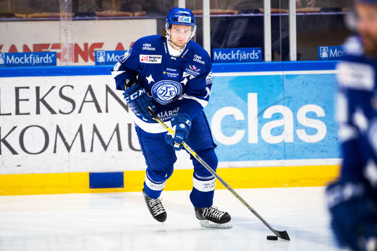 Leksands Pontus Själin värmer upp före ishockeymatchen i