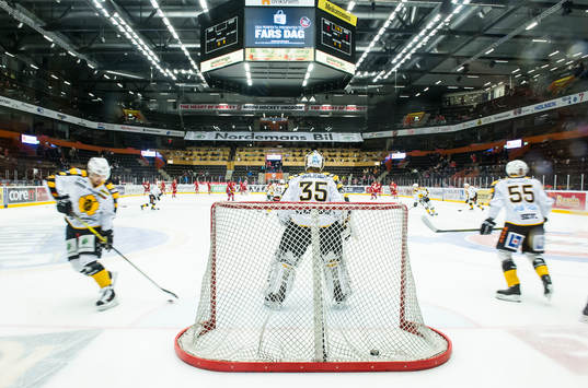 Skellefteås målvakt Markus Svensson och Martin Sevc på