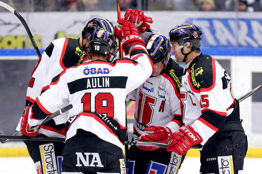 Örebros Henrik Löwdahl jublar