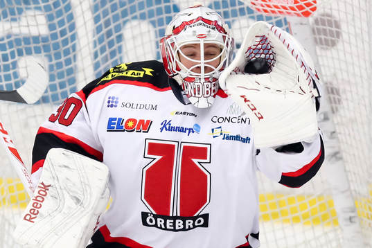Örebros målvakt Henrik Lundberg plockar pucken