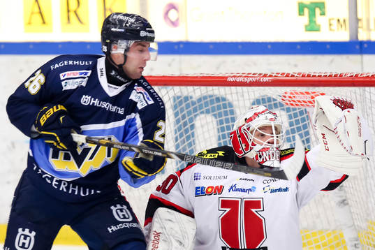 s Riley Holzapfel och Örebros målvakt Henrik Lundberg