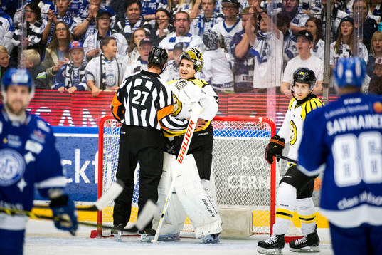 Brynäs målvakt Bernhard Starkbaum i samtal med en domare