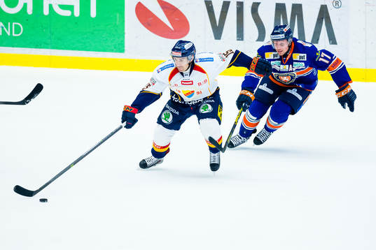 Djurgårdens Steve Saviano jagas av Växjös Alexander