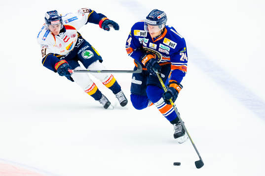 Växjös Jani Lajunen jagas av Djurgårdens Markus Ljungh