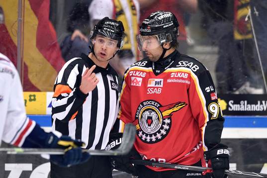 Luleås Per Ledin diskuterar ett domslut med domare Patrik