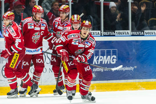 Modos Adrian Kempe gör mål med hjälp av Marko Kauppinen