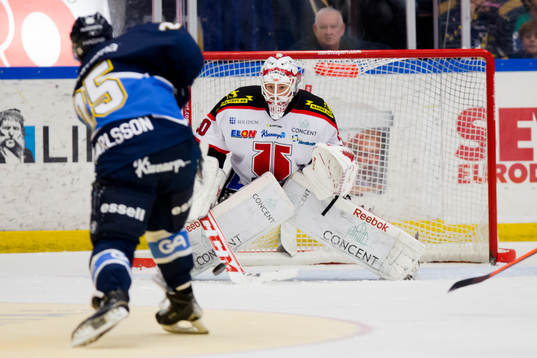 s Mattias Karlsson skjuter mot Örebros målvakt Henrik