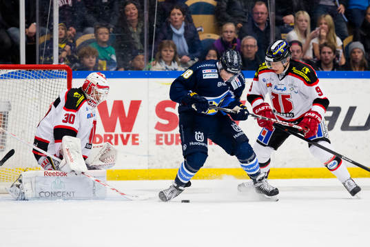 Örebros målvakt Henrik Lundberg och  Joonas Jalvanti (h)