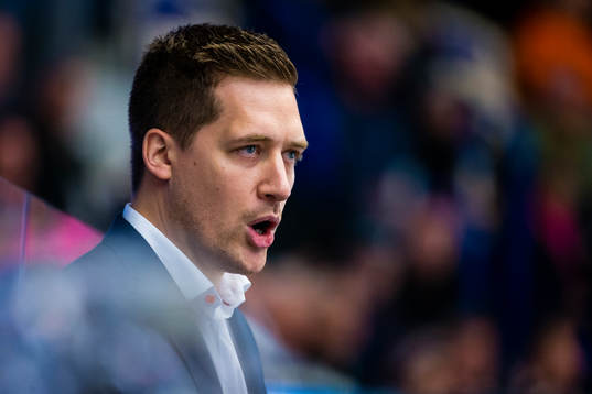 Växjös tränare Sam Hallam skriker