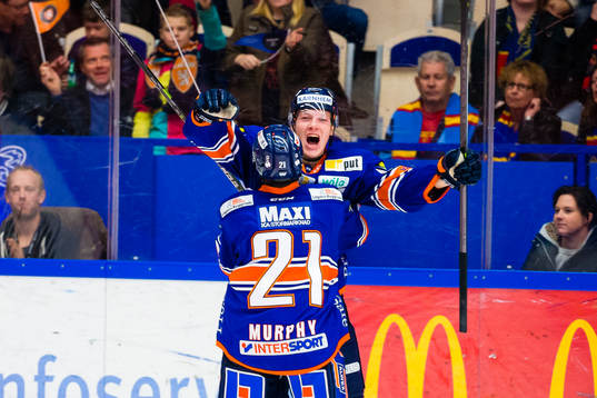 Växjös Gustav Rydahl blir firad av Cory Murphy