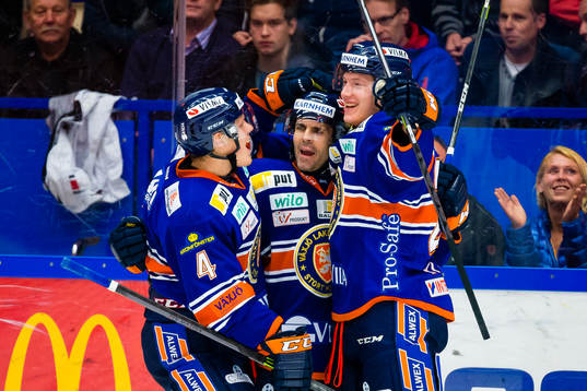 Växjös Gustav Rydahl blir firad av Cory Murphy och Niclas