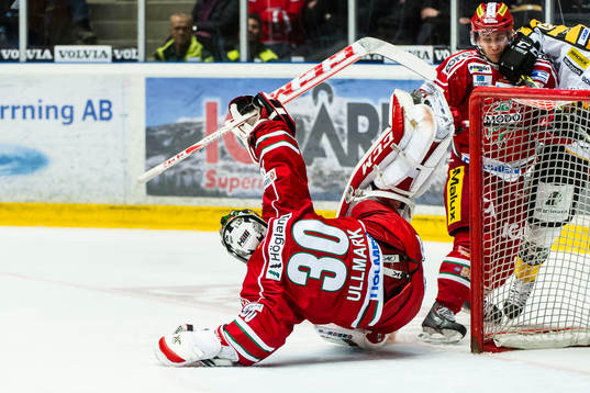 Modos målvakt Linus Ullmark faller framför eget mål