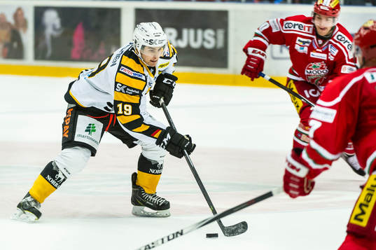 Skellefteås Andrew Calof åker igenom Modos försvar