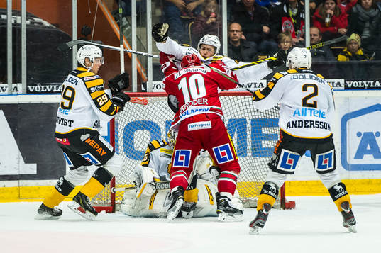 Modos Per-Åge Skröder pressar en Skellefteås spelare